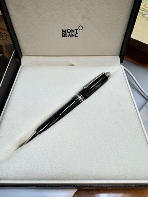 le stylo se trouve dans la boîte posée sur la table, prêt à l'emploi