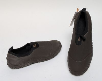 une paire de chaussures posées sur une surface blanche