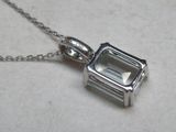 un collier en argent orné d'un pendentif en verre