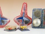 deux jouets en plastique posés l'un à côté de l'autre