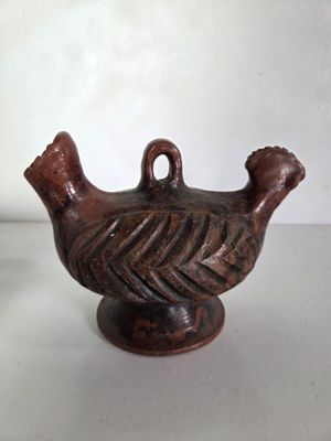 l'image d'un vase brun posé sur une table