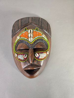 [ Art Africain] Masque en bois naturel orné de cauris et per…