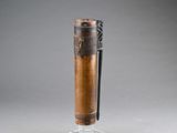 une vieille pipe en bois avec un manche noir, posée sur un socle transparent