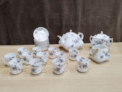 beaucoup de tasses et de soucoupes sur la table
