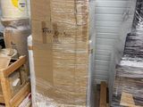Les cartons et les palettes sont empilés sur des palettes dans un entrepôt.