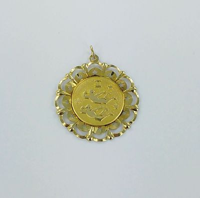 l'image d'une pièce d'or ornée d'une couronne