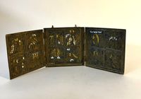Triptyque de voyage en bronze et émail représentant des scèn…