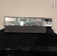 une photo d'une télécommande posée sur une table