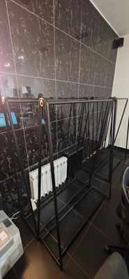 une salle de bain avec toilettes et lavabo