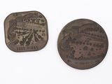 paire de dessous de verre anciens en métal, ornés d'une carte d'une ville et d'un parc