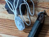 un briquet et un chargeur posés sur un parquet