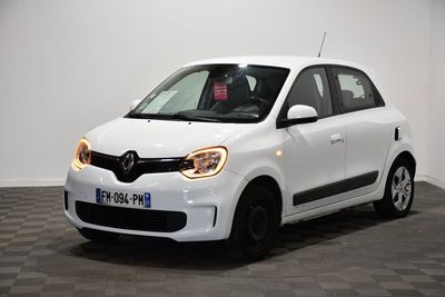 la photo d'une petite voiture blanche garée dans une pièce