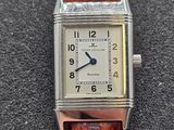 une image d'une montre-bracelet avec un bracelet en cuir marron