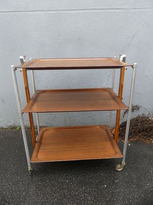 une image représentant un chariot à trois niveaux en bois et en métal