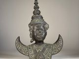 une image représentant une statue en bronze d'une femme coiffée d'une couronne