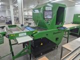 une machine qui travaille sur une pièce de bois