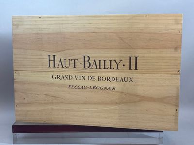gros plan d'une boîte en bois portant une étiquette