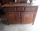 une commode en bois avec deux tiroirs et un miroir posé dessus