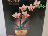 une boîte de mini-orchidées Lego posée sur une table