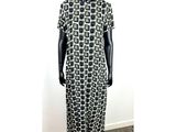 un mannequin portant une robe à motifs noirs et blancs