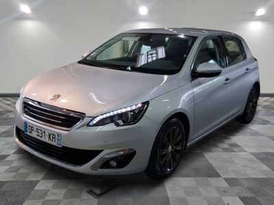 la voiture argentée est garée sur un sol en damier dans le garage