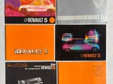 quatre brochures différentes, de couleurs et de designs variés, sur un fond blanc