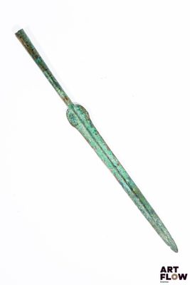 une image représentant un objet métallique vert sur fond blanc