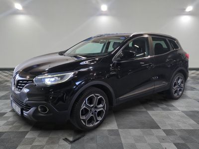 un 4x4 noir garé dans un garage au sol en damier
