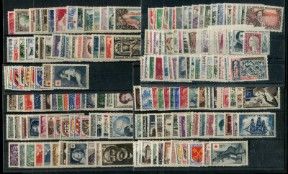 une collection de timbres provenant de différents pays, dont les États-Unis