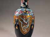 une image représentant un vase orné d'un dragon, posé sur une table