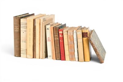 un grand nombre de livres empilés les uns sur les autres