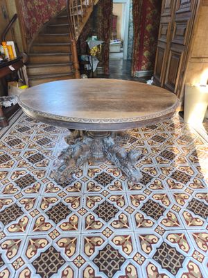 une table placée au milieu d'une pièce