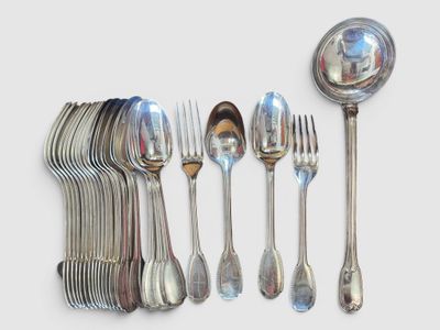 beaucoup de cuillères et de fourchettes en argent sur la table