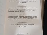 un livre ouvert posé sur une table, à côté d'un téléphone portable