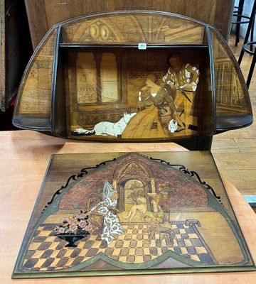 une photo d'une horloge posée sur une table