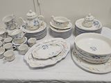 une table sur laquelle se trouvent beaucoup de plats et de tasses