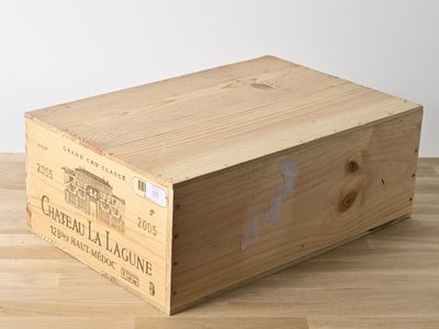 une caisse en bois posée sur un parquet