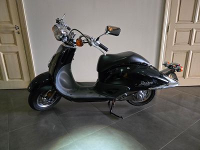 un scooter garé dans une pièce