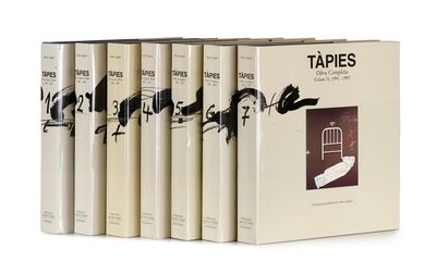 six livres alignés sur une surface blanche