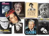un grand nombre de livres posés sur une table