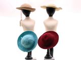 deux mannequins portant chacun un chapeau