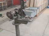 une machine qui se trouve sur le bord de la route
