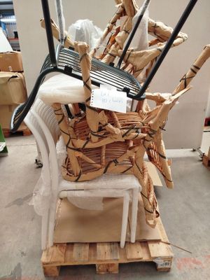 une pile de chaises empilées les unes sur les autres