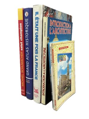 trois livres empilés les uns sur les autres