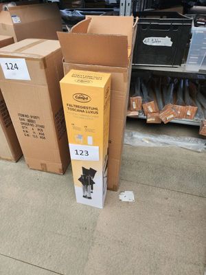 de nombreux cartons empilés par terre dans le magasin