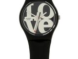 La montre est noire et blanche, avec le mot « love » inscrit dessus.