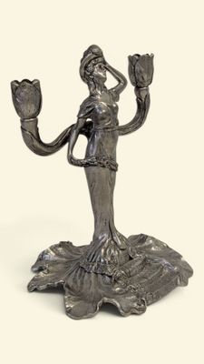 une statue représentant une femme tenant un éventail, posée sur une table