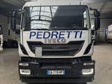 une photo d'un camion garé dans un garage