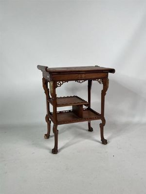 une vieille table en bois surmontée d'une étagère