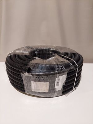 Gros plan sur un rouleau de fil électrique noir posé sur une table